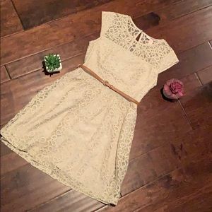 Beige Lace Dress size XS- Forever 21💕